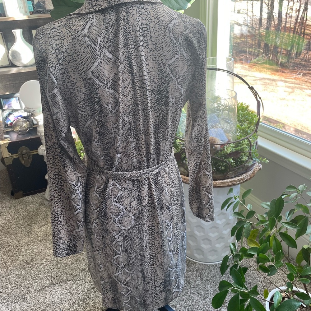 Banana Republic woman’s dress in size M in gently used condition - Picture 3 of 4